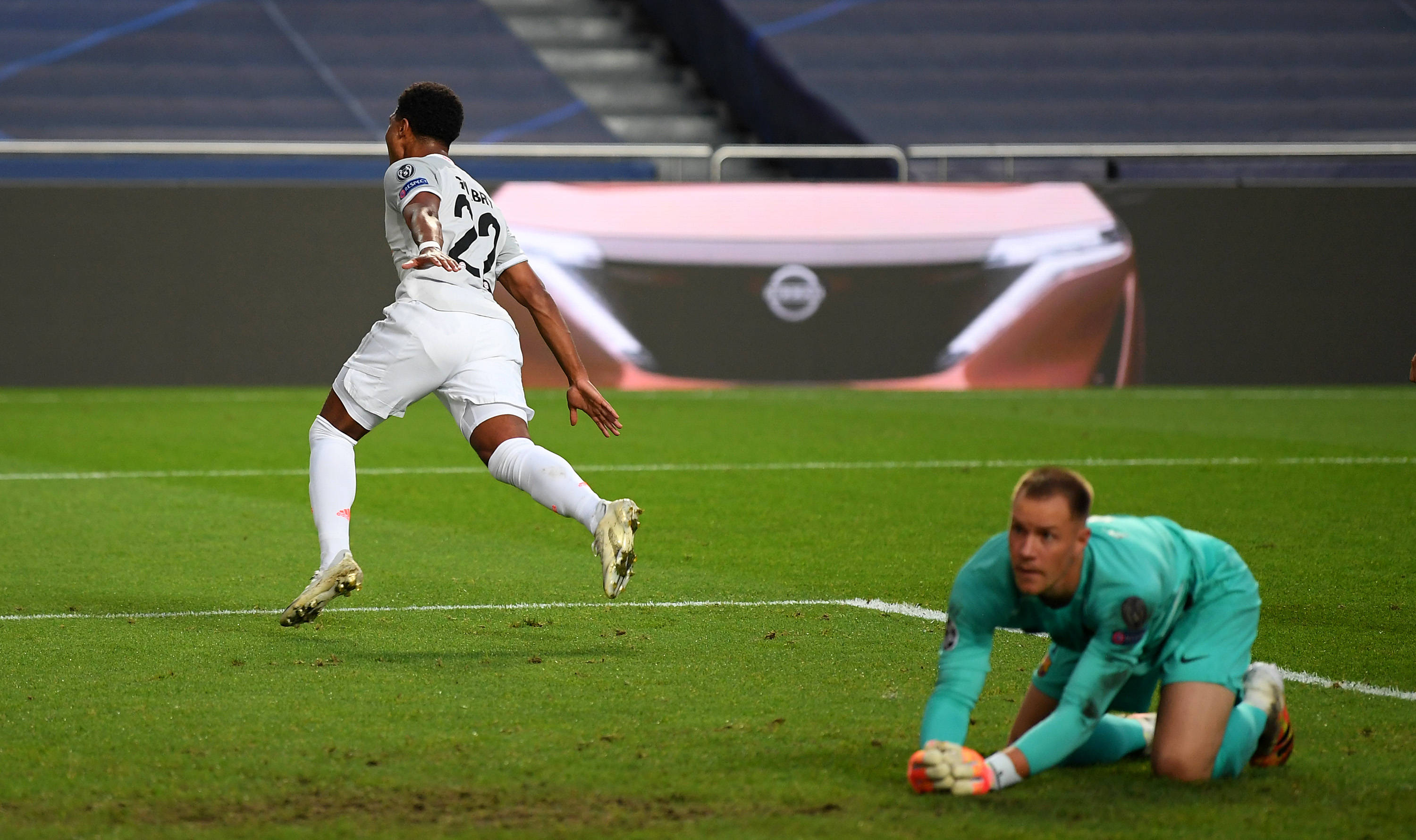 中超赛场争议判罚：VAR判罚引发热议,（中超场上风波再起：VAR判罚成焦点）