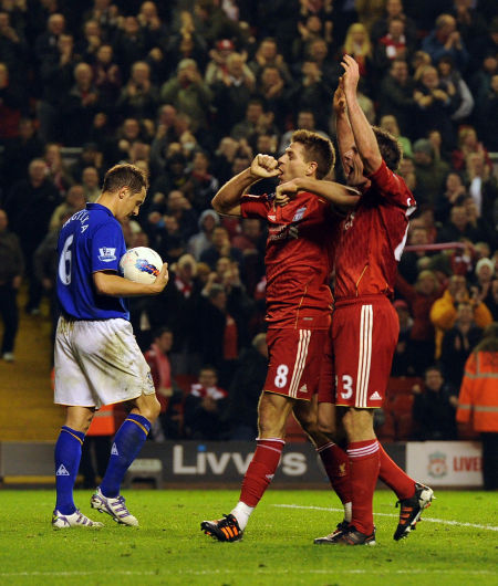 马格德堡球员庆祝进球，不幸跌入2.7米深的沟中但安全逃出（马格德堡球员进球庆祝时失足坠入2.7米深沟，已平安脱困）