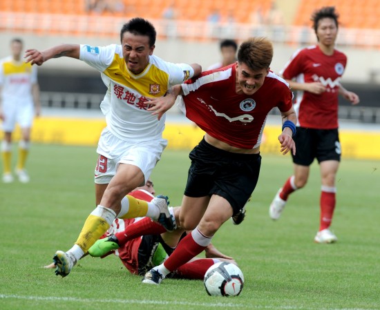 记者：对和俱乐部有分歧但最终留队的球员，球迷应该宽容一点（记者：球员与俱乐部有分歧仍选择留队，球迷应多些包容）