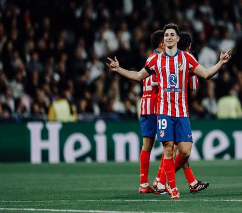 足球国足归化球员表现稳健，获媒体点赞（国足归化球员稳健发挥，获媒体好评）