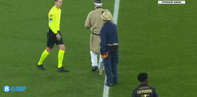 津门虎主帅于根伟积极引援奥乌苏，助力球队提升，期待其归化入籍，展现强大进攻实力，助球队稳定发展。（于根伟推动引进奥乌苏强化津门虎火力，盼其归化助球队稳步提升）